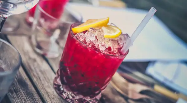 Najlepsze drinki z miodem, które zachwycą Twoje podniebienie