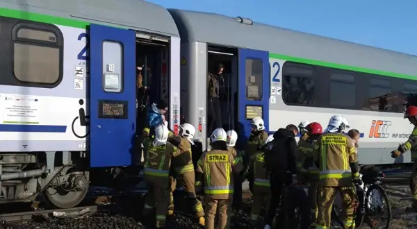 Strażacy pomagają pasażerom wysiadać z pociągu PKP Intercity. Może to być związane z awarią, która wpłynęła na kazek rozkład jazdy Ełk.