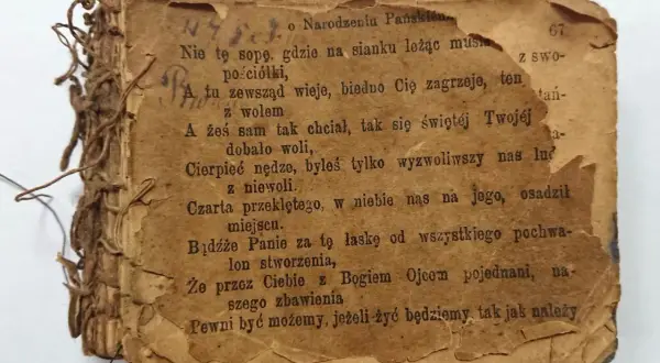 Stara, zniszczona kantyczka z tekstem o Narodzeniu Pańskim. Wiersz opowiada o cierpieniu i wyzwoleniu.