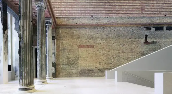 Im Chipperfield Museum treffen antike Säulen auf rohe Ziegelwände und moderne Treppen.