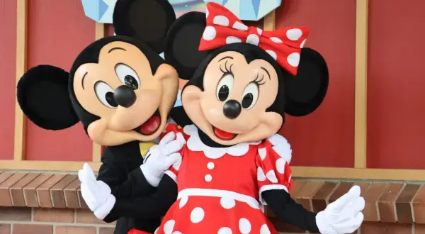 Myszka Miki i Minnie w strojach. Chcesz wiedzieć, jak zrobić strój myszki Miki dla chłopca?