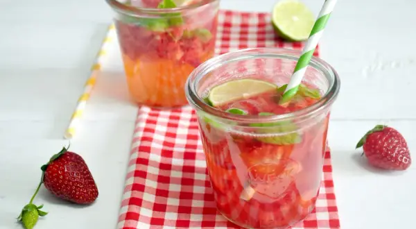 Orzeźwiający mojito truskawkowe z miętą i limonką, podany w słoiczkach. Idealny na upalne dni.
