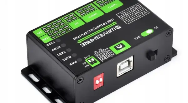 Czarny moduł Waveshare z zielonym **interfejsem** USB na UART/I2C/SPI/JTAG, z portami i przełącznikami.