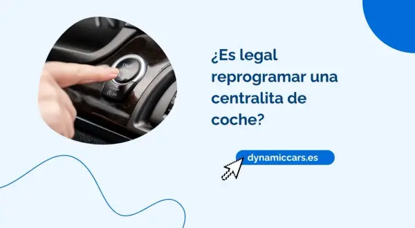 Dedo presionando el botón de arranque de un coche. ¿Es legal reprogramar una centralita de coche?