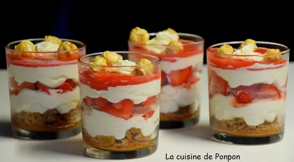 Quatre verrines fraise mascarpone spéculoos, garnies de crème et de pop-corn caramélisé. Un délice !