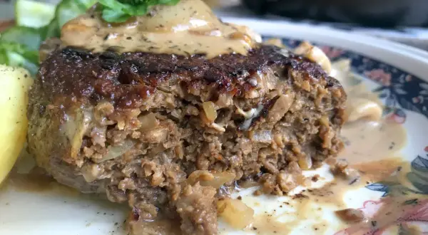 En saftig pannbiff med krämig svampsås, perfekt för ett klassiskt pannbiff recept. Serveras med potatis och grönsaker.