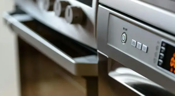 Panel sterowania zmywarki Electrolux. Dowiedz się, jak włączyć czyszczenie zmywarki, naciskając przycisk zasilania i wybierając odpowiedni program.