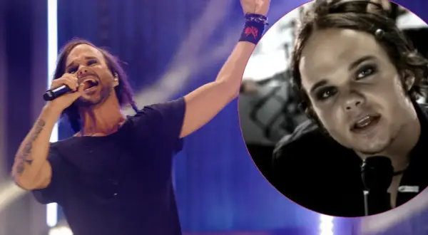 Lauri Ylönen, the rasmus wokalista, śpiewa na scenie, a obok widać jego młodsze zdjęcie z charakternym makijażem.