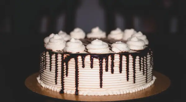 Elegancki tort z kremem i polewą czekoladową. Idealny przykład, jak udekorować tort, by zachwycał.