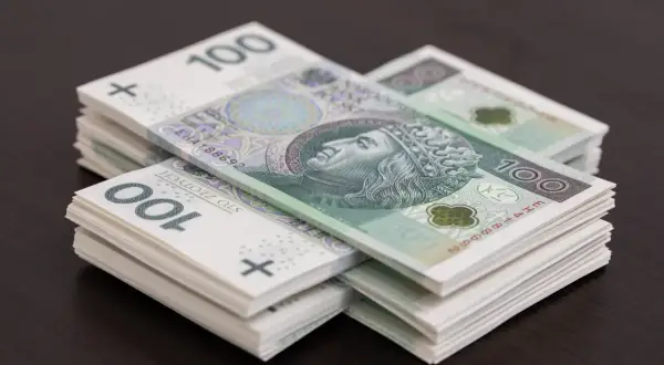 Stosy banknotów 100 zł. Taka kwota może być podstawą do wystawienia faktury gotówkowej.