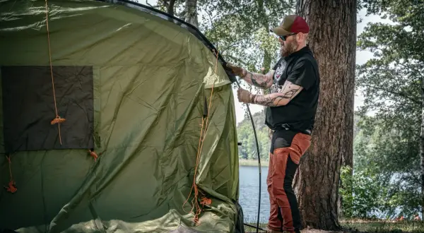 Jak rozkładać namiot - proste kroki, aby uniknąć błędów i stresu