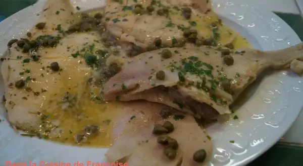 Une délicieuse raie au beurre noir, nappée d'une sauce citronnée et parsemée de câpres et de persil frais. Un plat classique de la cuisine française.