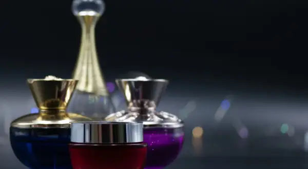 Eleganckie, damskie perfumy arabskie w ozdobnych flakonach: czerwony, niebieski i fioletowy.