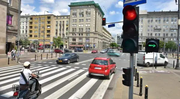 Sygnalizator S2 z czerwonym światłem dla samochodów i zieloną strzałką dla skręcających w prawo. Ruchliwe skrzyżowanie w mieście.