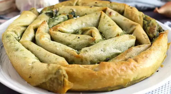 En gyllene, spiralformad burek med spenatfyllning. Ett läckert burek recept att prova!