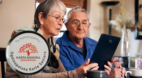 Para dowiedzieć się, jak zdobyć Kartę Seniora, starsza para wspólnie przegląda informacje na tablecie.