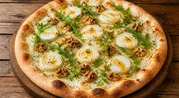 Une délicieuse pizza chèvre miel, garnie de noix croquantes et de roquette fraîche, sur un fond de bois rustique.