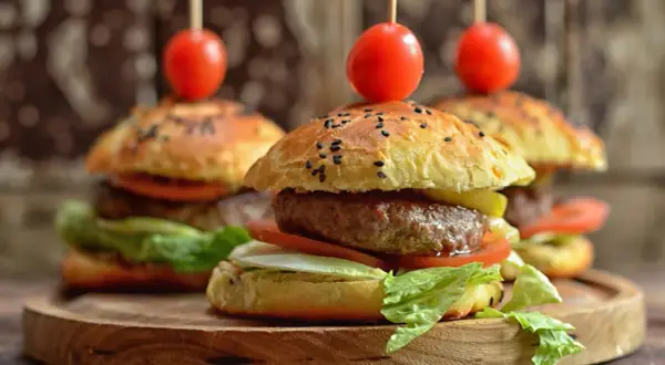 Jak podgrzewać bułki do hamburgerów, by były idealnie chrupiące?