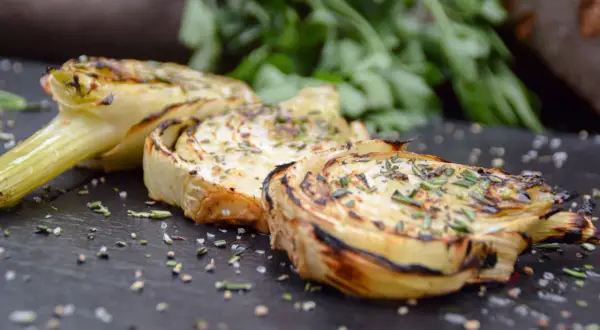 Gegrillte Fenchelspalten, gewürzt mit Kräutern und Salz. Ein einfaches Gericht, das zeigt, wie vielseitig Fenchelrezepte sein können.