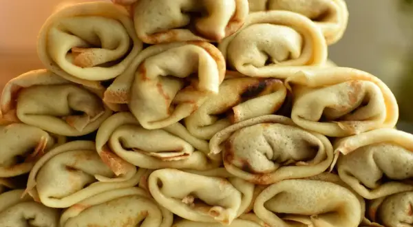 Stos naleśników, idealnych do podania z ulubionym farszem. Pyszny przepis na naleśniki!