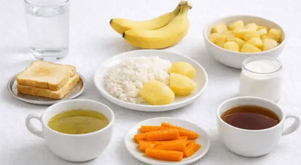 Brodo, riso, patate, carote, banane, pane tostato, yogurt e tè: ecco cosa mangiare in caso di virus intestinale per un recupero delicato.
