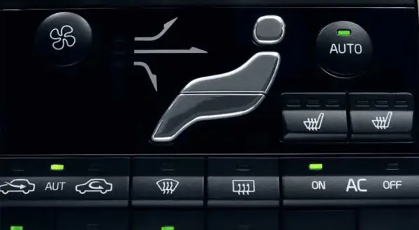 Bilens klimatanläggning med knappar för värme och kyla. Undrar du hur kallt det blir i bilen på vintern? Här kan du ställa in värmen.