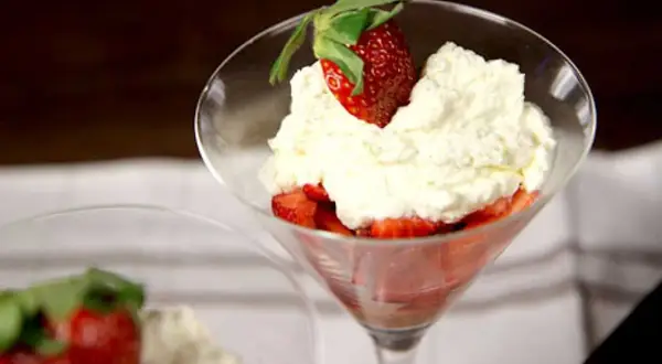 En elegant dessert med färska jordgubbar och fluffig mascarpone i ett martiniglas. En perfekt avslutning på en måltid.