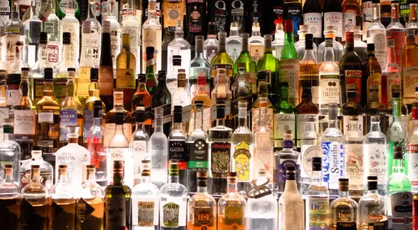 Wiele butelek alkoholu, od wódki po whisky. Jaki alkohol ma najmniej kalorii? Warto szukać czystych alkoholi, jak wódka czy gin.
