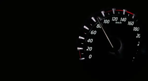 Przekroczenie prędkości o 30 km/h to 10 punktów karnych. Prędkościomierz pokazuje 110 km/h.
