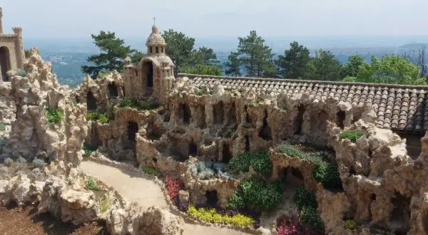 Un château et une église en pierre, ornés de végétation, offrant des visites insolites autour de Lyon.