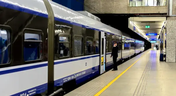 Konduktor PKP Intercity czeka na peronie, gotowy do odjazdu. Trasa IC Malczewski wyrusza w podróż.