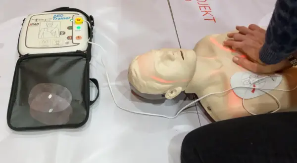 Defibrylator AED i manekin do resuscytacji krążeniowo-oddechowej podczas szkolenia.