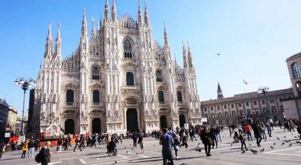 Tłum ludzi na placu przed Katedrą Duomo w Mediolanie. Czy mediolan jest bezpieczny? Wydaje się, że tak, bo ludzie swobodnie spacerują.