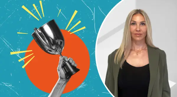 En hand håller upp en pokal, bredvid en bild på Annah Thunberg.
