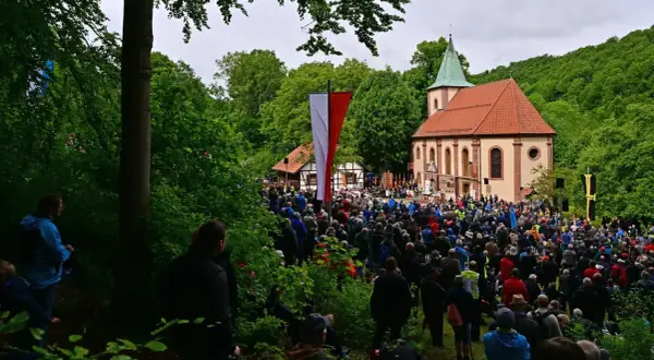 Große Menschenmenge versammelt sich vor einer Kirche zu einem Gottesdienst an Himmelfahrt 26. Mai.