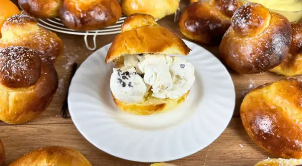 Brioche col tuppo ripiene di gelato, un classico della ricetta siciliana.