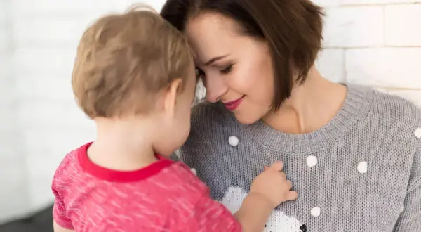 Matka tuli synka. Czy pracodawca może odmówić urlopu wychowawczego? Dziecko czuje się bezpiecznie.