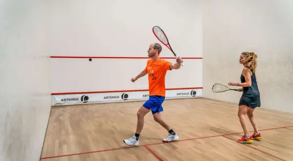 Squash w Trzebnicy: Najlepsze korty i zajęcia, które musisz poznać