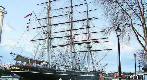 Ein majestätischer clipper ship liegt im Hafen, seine Masten ragen in den Himmel.