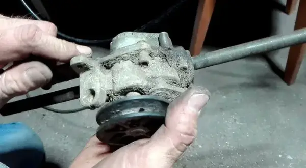 Naprawa napędu kosiarki spalinowej: poradnik krok po kroku