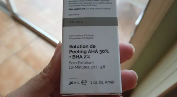 Soluzione peeling con acido tartarico (AHA 30% + BHA 2%) per esfoliare e migliorare la texture della pelle.