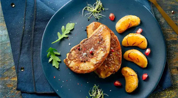 Escalopes de foie gras poêlées, garnies de fruits et pousses. Une recette simple pour sublimer votre foie gras surgelé.
