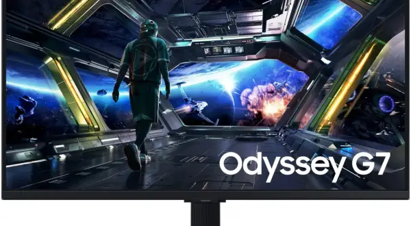 Gracz w skafandrze kosmicznym na statku, widok na planetę i bitwę. Samsung Odyssey G7 – jak powiększyć ekran, by zanurzyć się w akcji.
