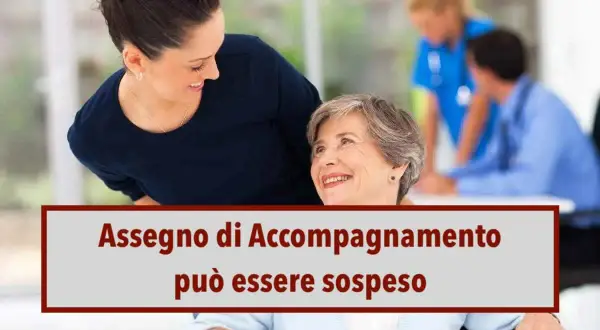 Giovane donna sorride a un'anziana in carrozzina. Testo: "Assegno di accompagnamento può essere sospeso".