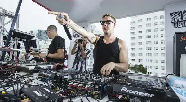 Ile zarabia DJ w klubie? Poznaj realne stawki i zwiększ dochody.