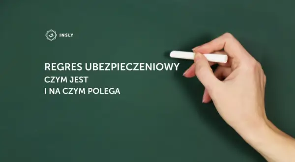 Dłoń z kredą pisze na tablicy: "Regres ubezpieczeniowy – czym jest i na czym polega".