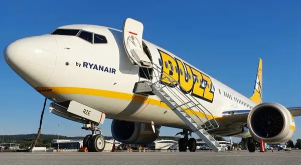 Samolot Boeing 737-800 z napisem "Buzz" i logo Ryanair. Takich samolotów używa Ryanair do tanich lotów.
