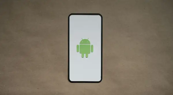 Telefon z logo Androida na białym ekranie. Czyżby to był reboot to bootloader co to znaczy?