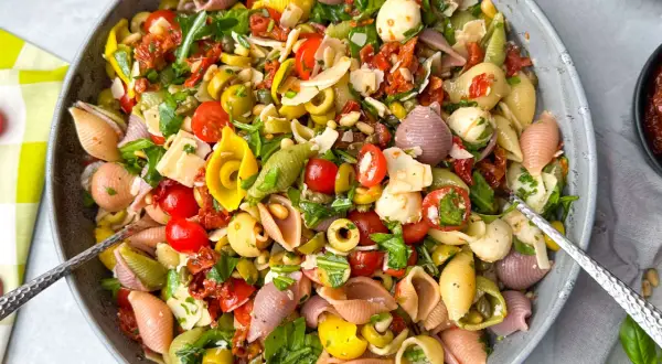 Bunter Nudelsalat mit Mozzarella, Tomaten, Oliven und getrockneten Tomaten – perfekte Beilagen für Grillen Ideen.