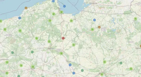 Mapa Polski z zaznaczonymi punktami, które mogą być związane z trasami gravel po łódzku. Kolory i liczby wskazują na różne kategorie lub ilości.